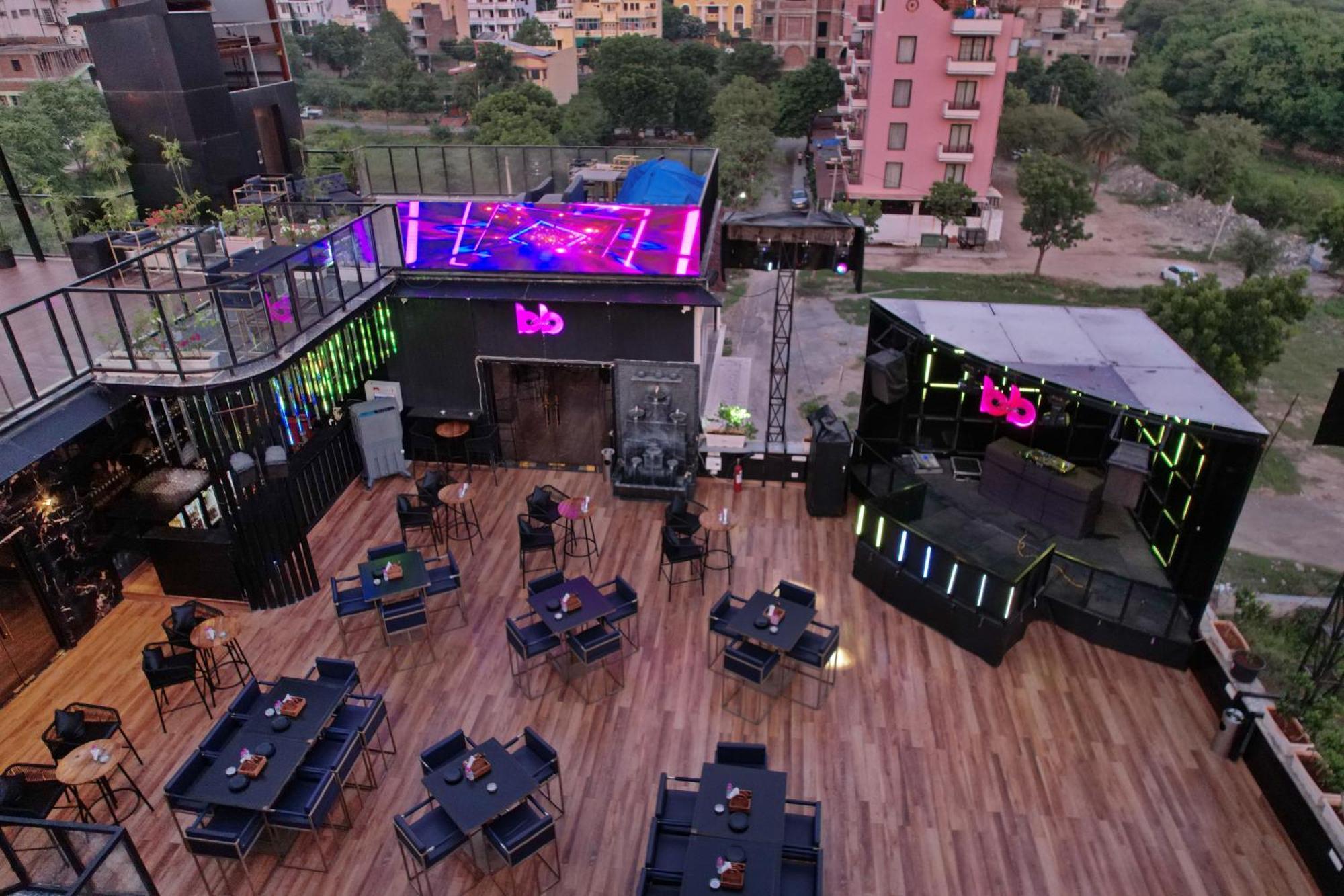 Готель The Courtyard - Beyond Bar & Club Удайпур Екстер'єр фото